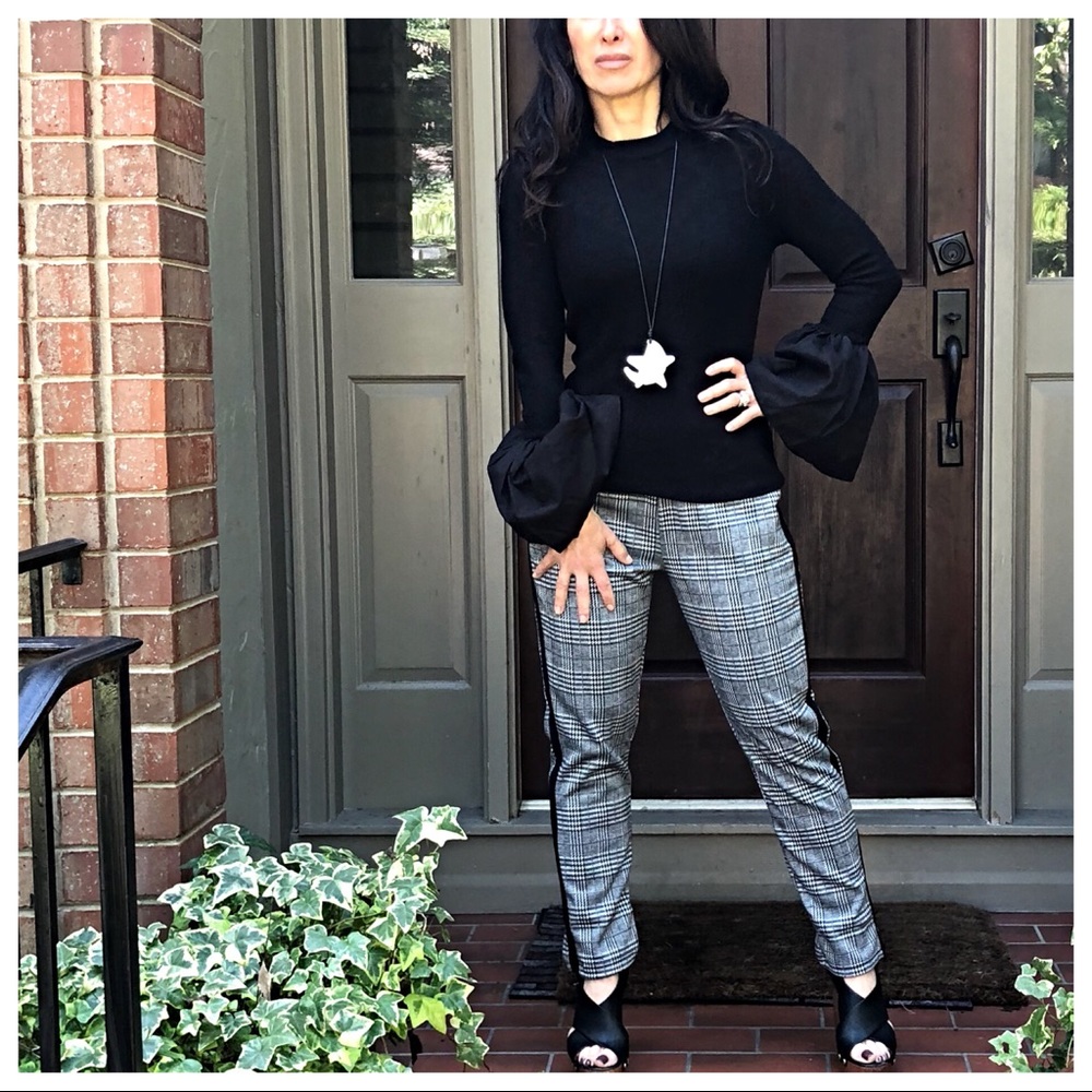 ✨RESTOCKED✨Black bell sleeves top - Picture 7 of 8